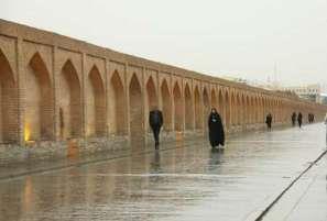 وزش باد گرد و خاک و بارش باران در اصفهان