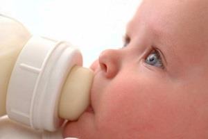 هشدار وزارت بهداشت درباره تغذیه نوزادان با شیر غیرمادر